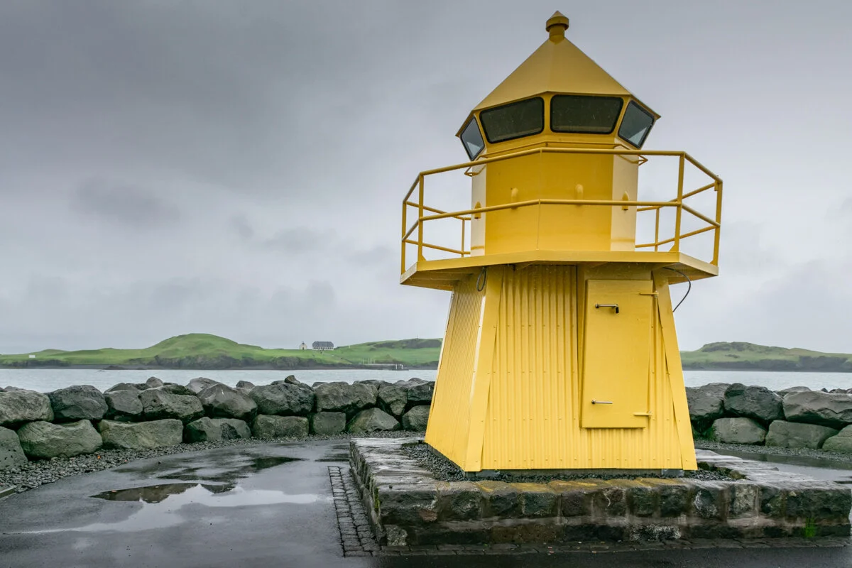 phare jaune en bord de mer