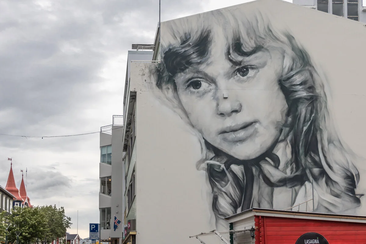 fresque murale en noir et blanc d'un visage d'enfant sur un immeuble
