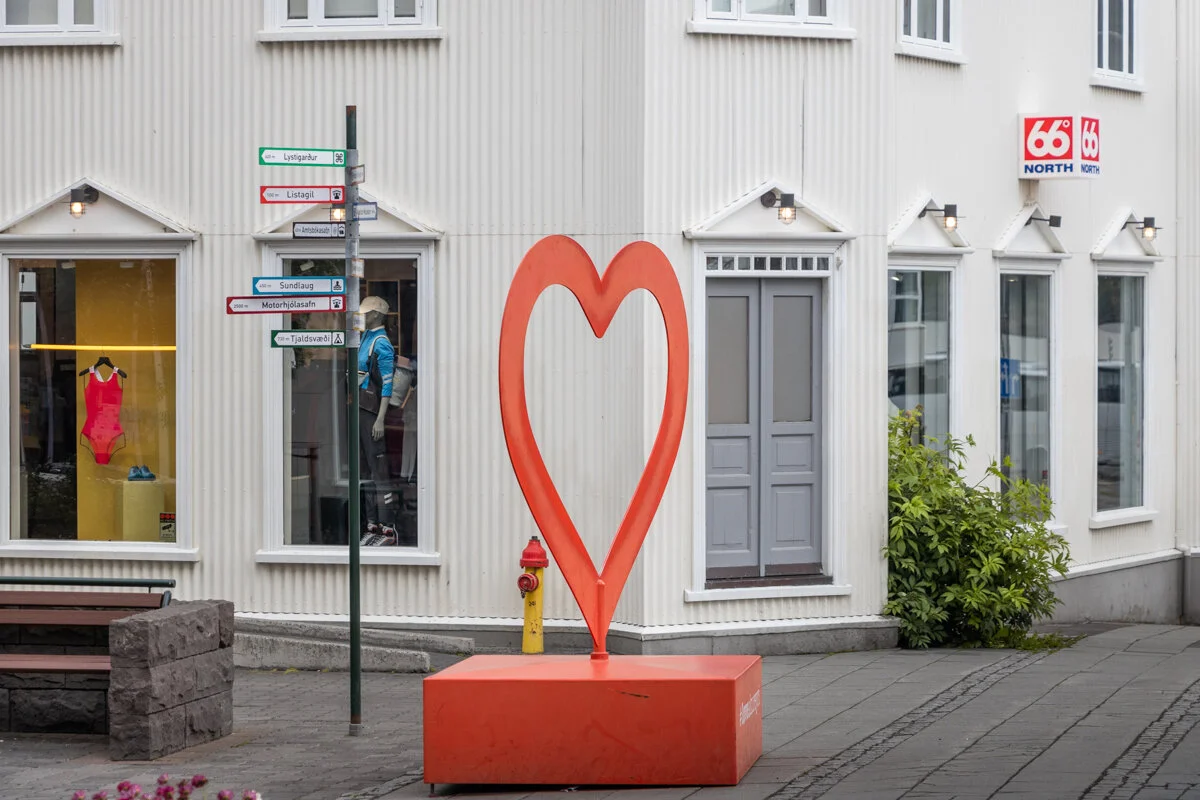 sculpture en forme de cœur rouge devant un bâtiment blanc