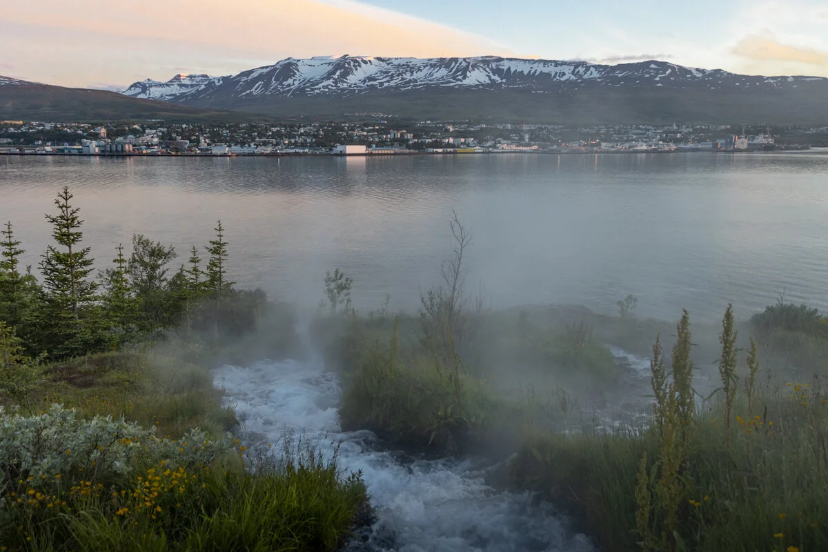 vapeur d'eau s'échappant d'une cascade au bord du fjord