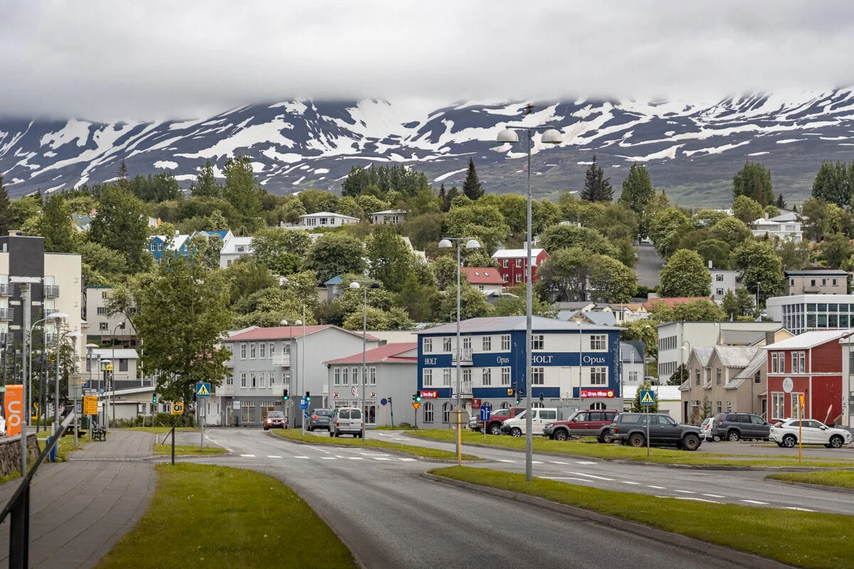route, Akureyri et montagnes enneigées au fond