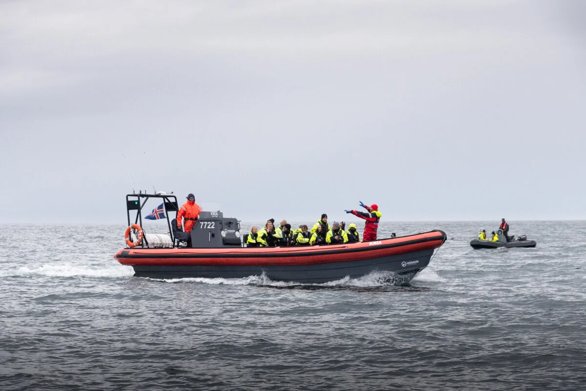 zodiac rouge en mer avec passagers à bord