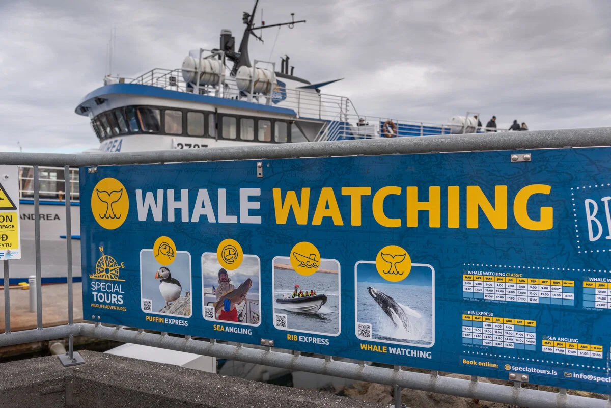 bateau d'observation des baleines avec panneau d'information