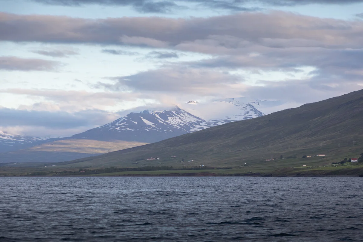 les eaux du fjord et montagnes à l'horizon