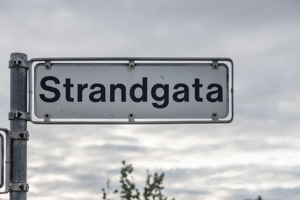 panneau de rue indiquant "Strandgata"