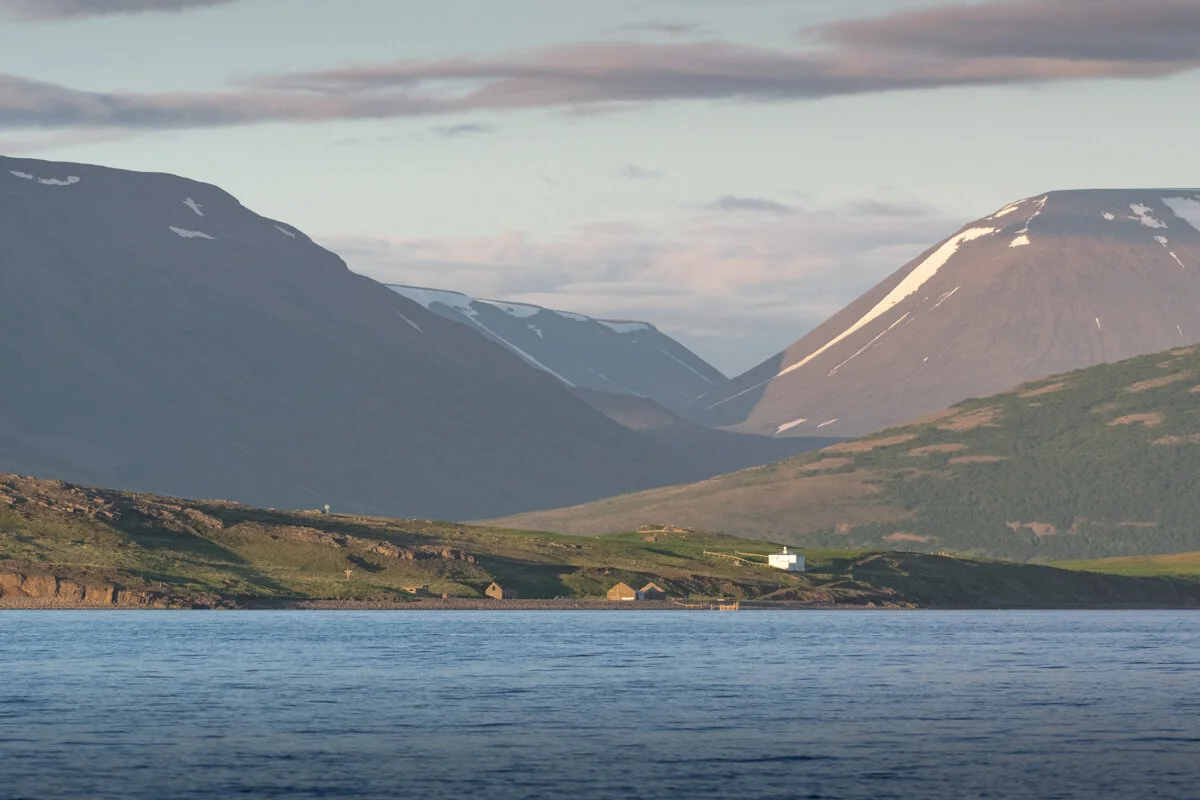 fjord avec montagne au fond