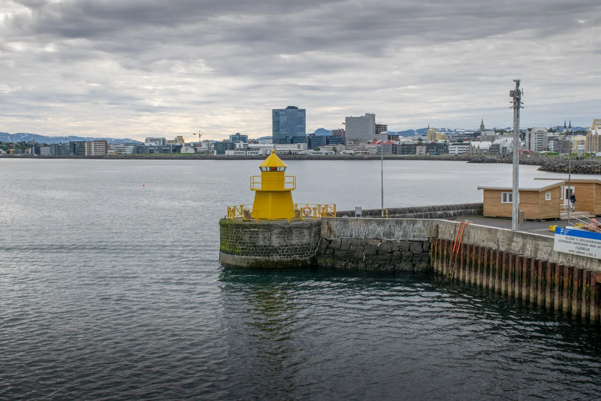 Phare jaune du port de Reykjavik vu depuis un bateau