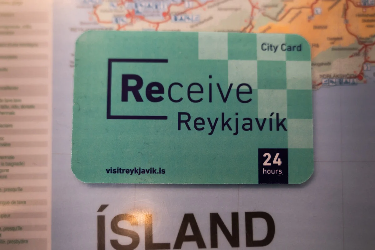 Reykjavik Card verte posée sur une carte