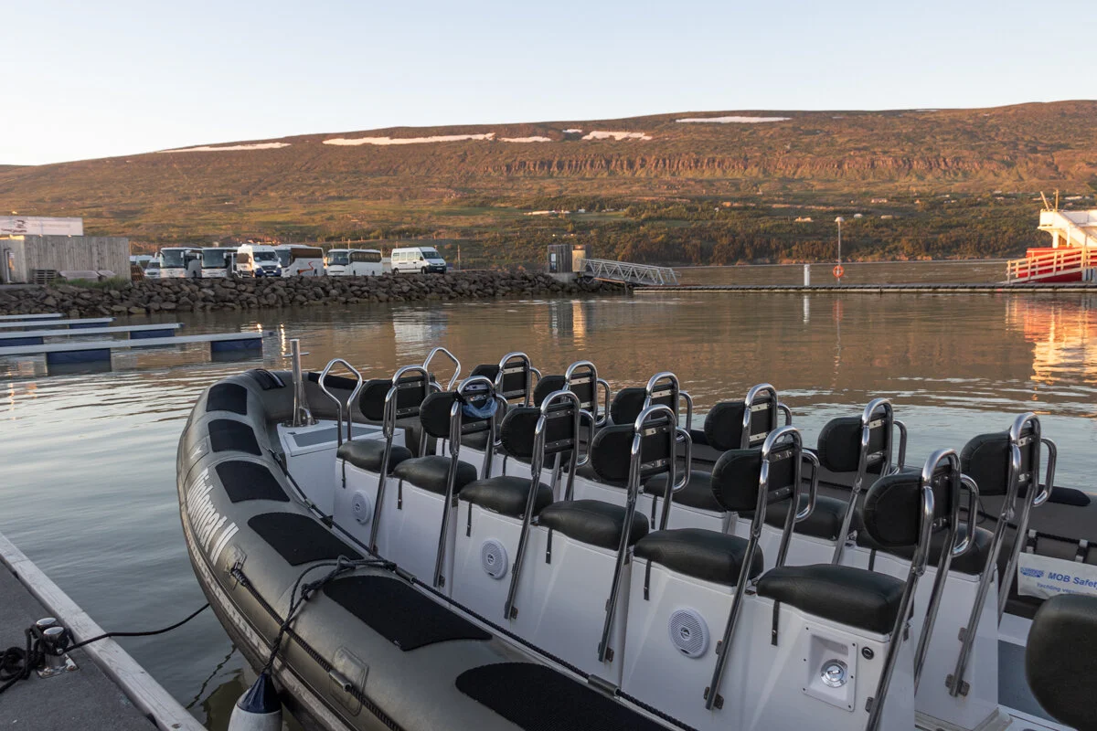 zodiac amarré avec sièges de passagers sur le côté