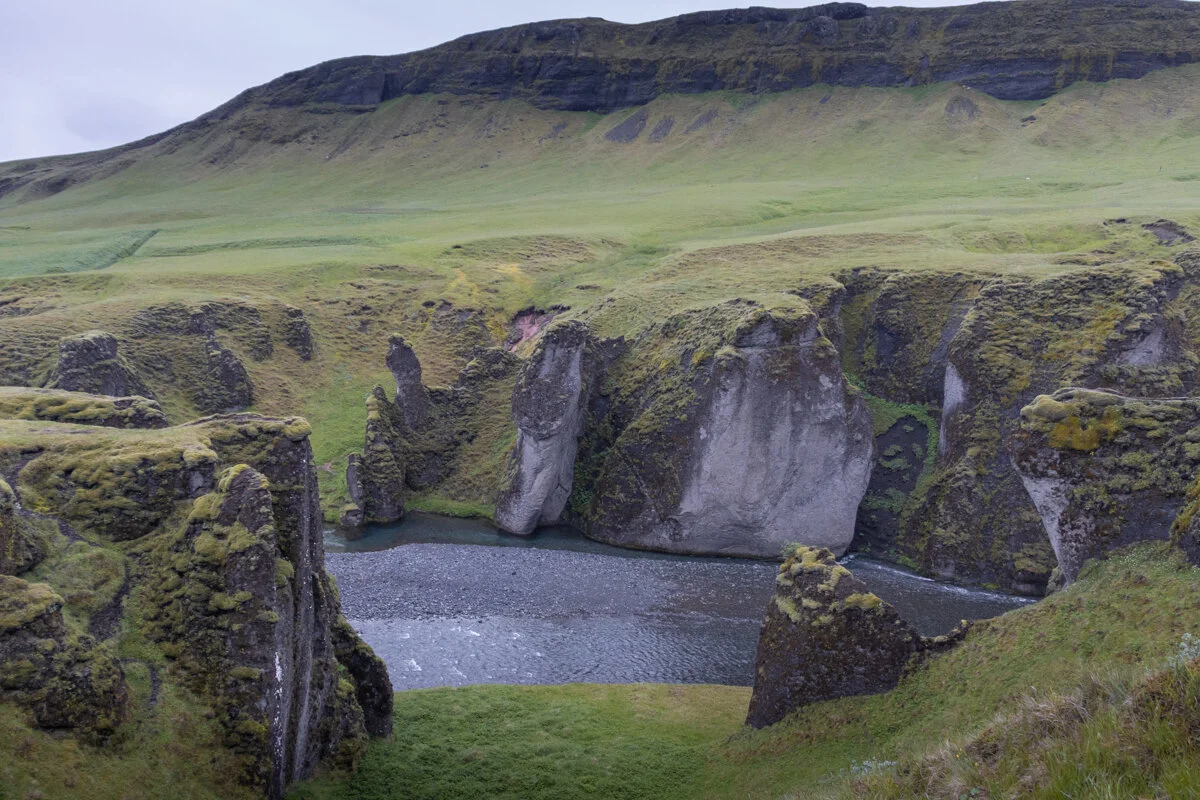 rivière dans un canyon dans un paysage verdoyant