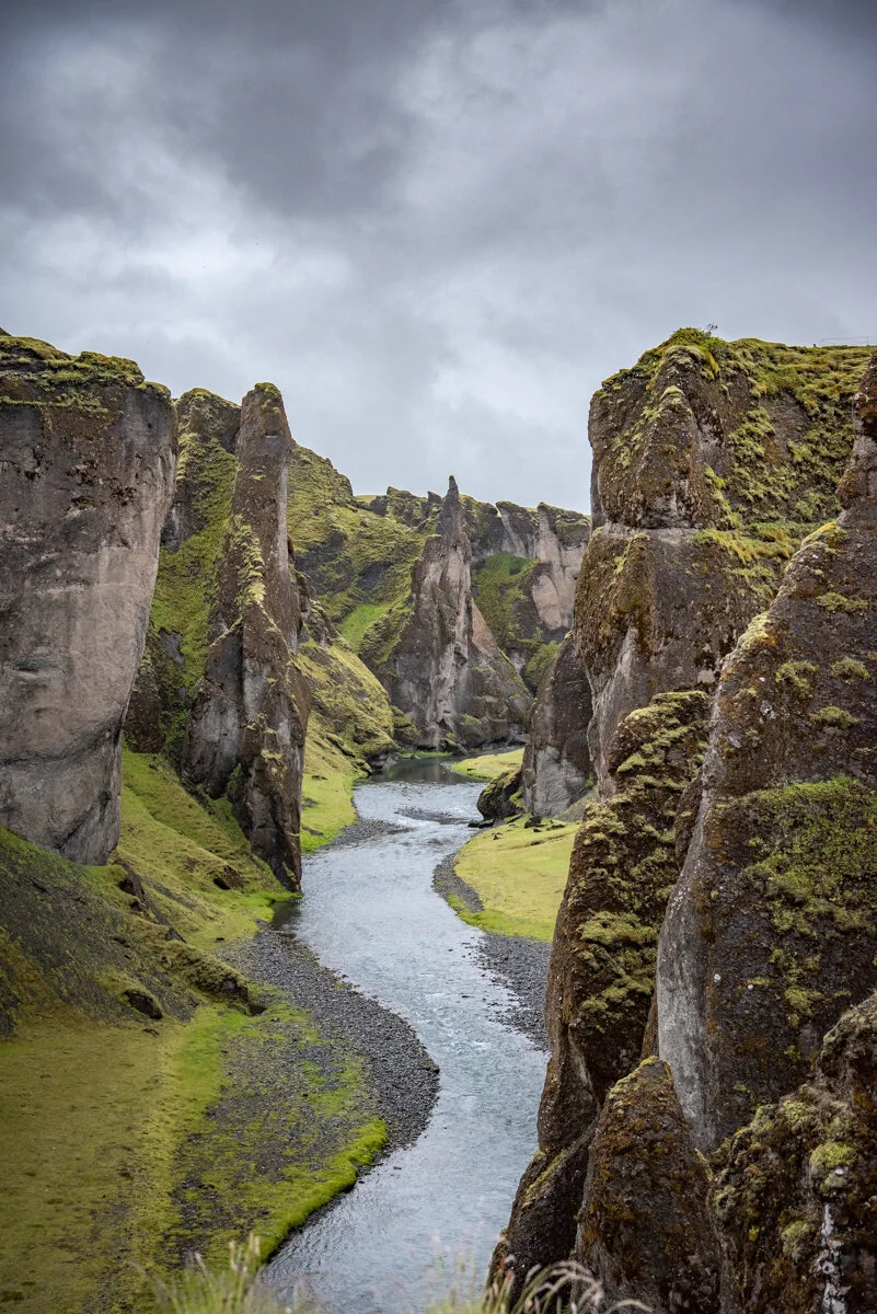 un canyon rocheux avec une rivière sinueuse entre les parois
