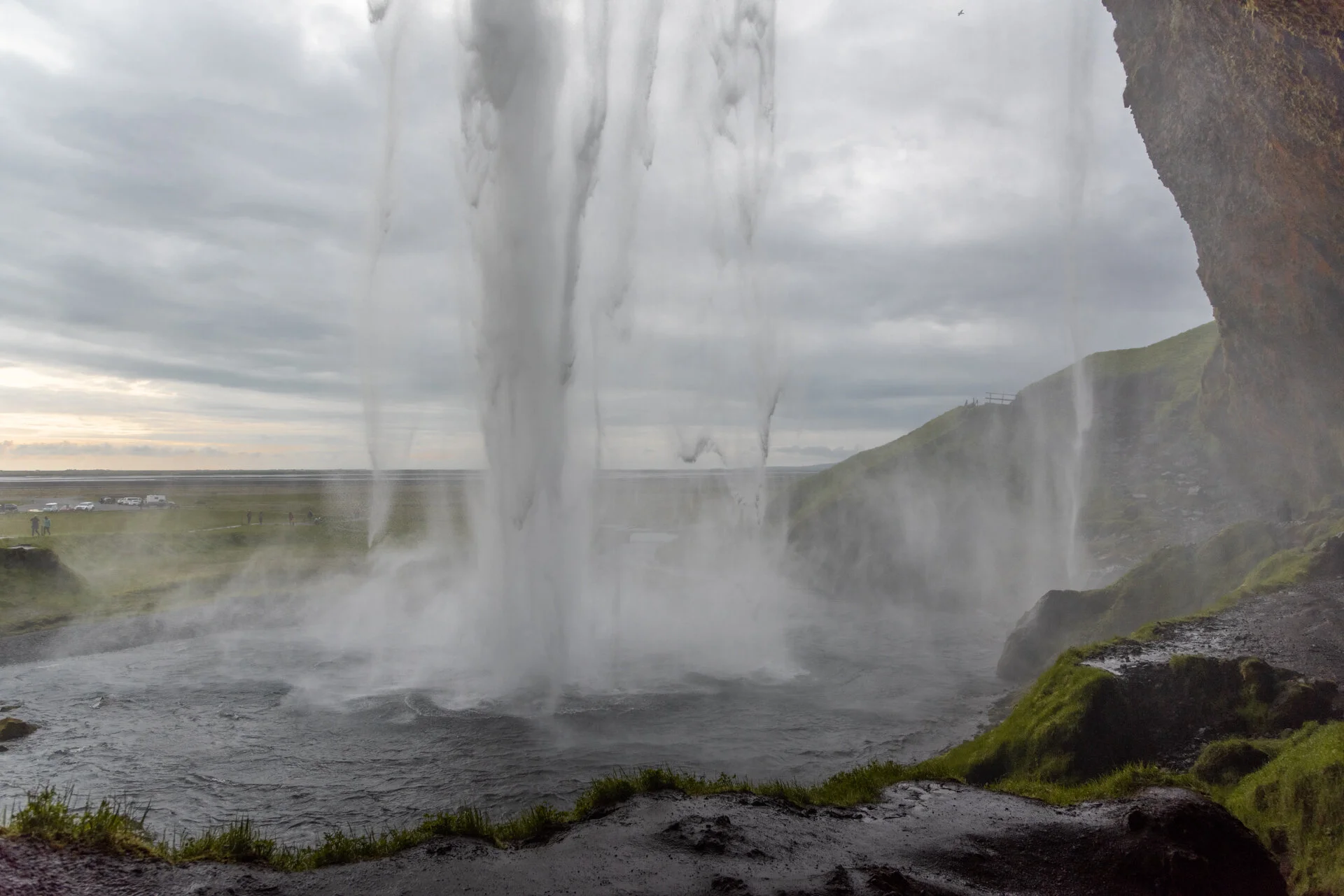 derrière le filet d'eau de la cascade