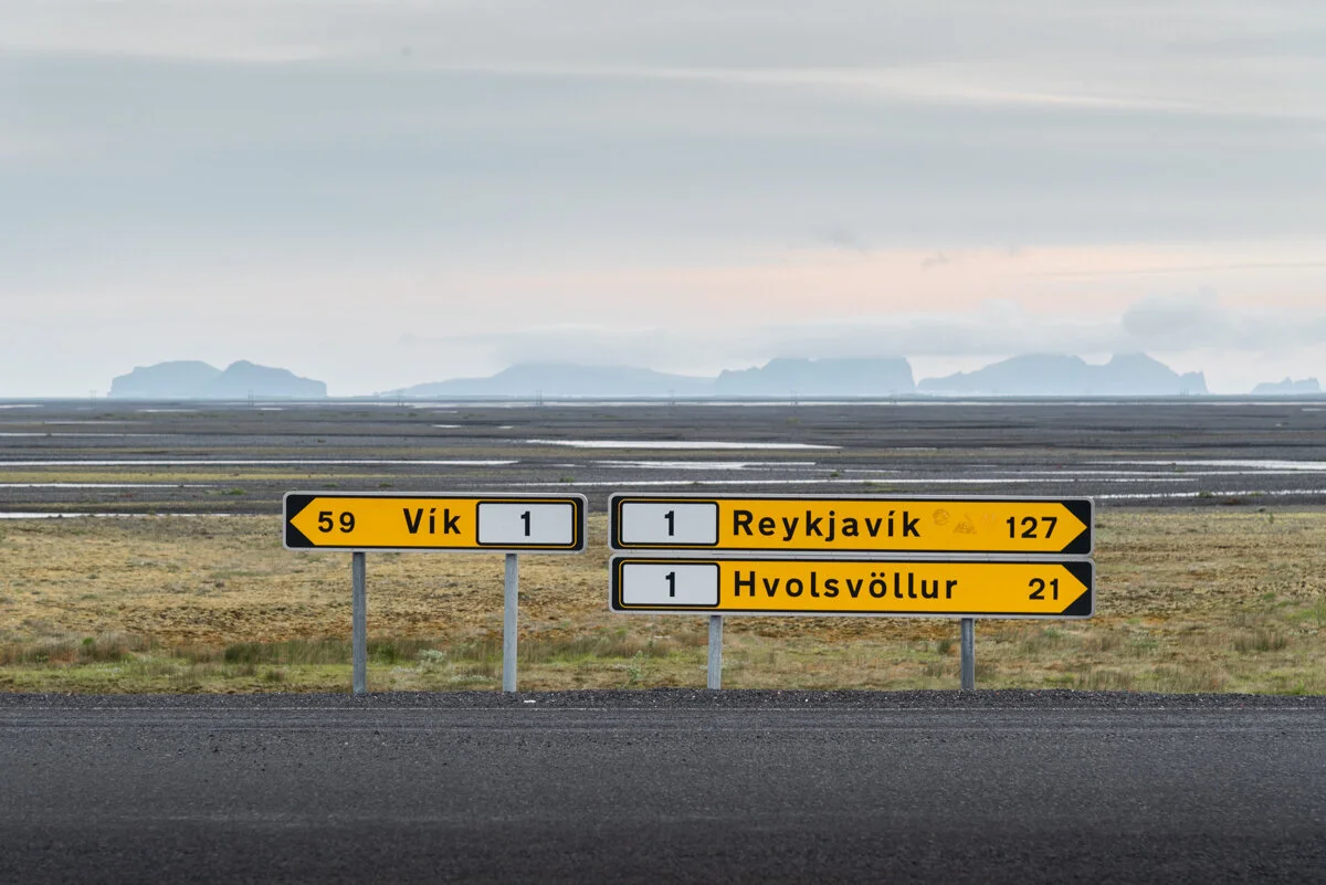 panneaux de signalisation routière indiquant deux directions en Islande