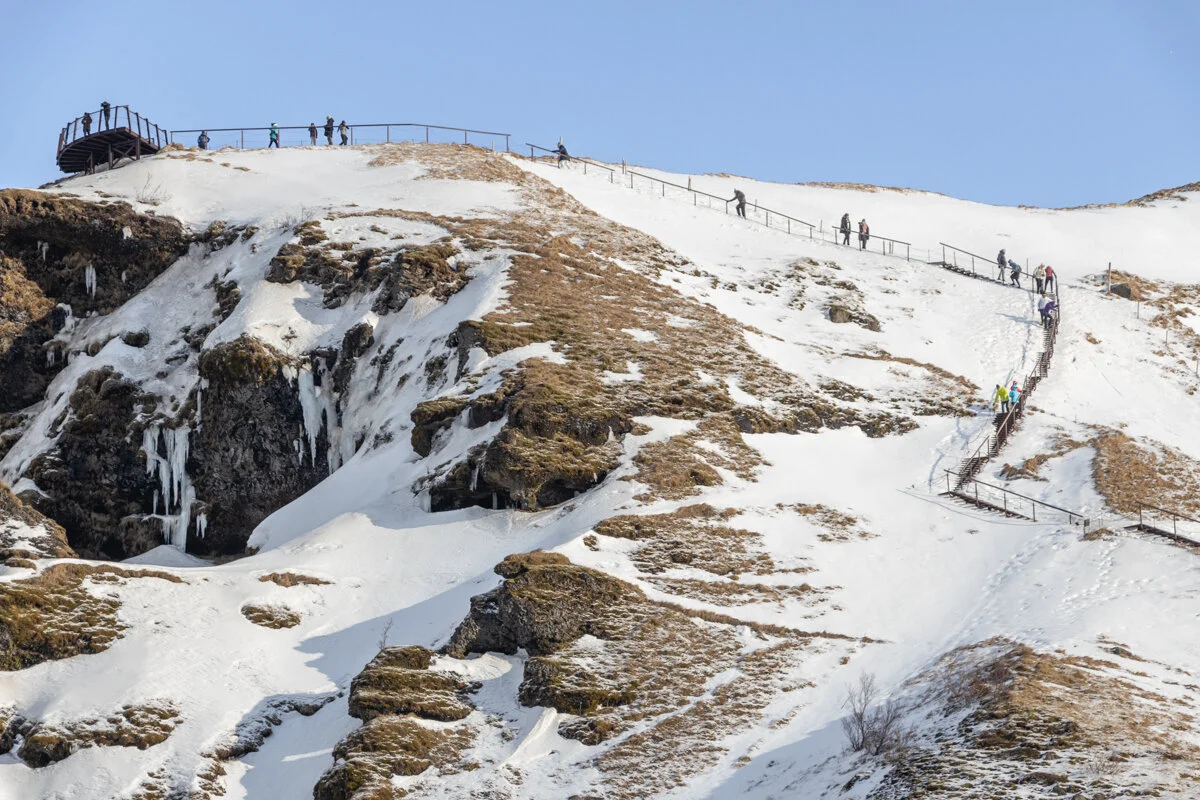chemin d'accès au sommet, avec escaliers et randonneurs