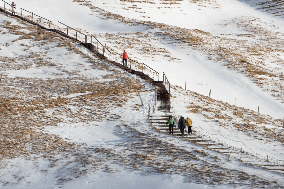 escalier d'accès au sommet, sous la neige