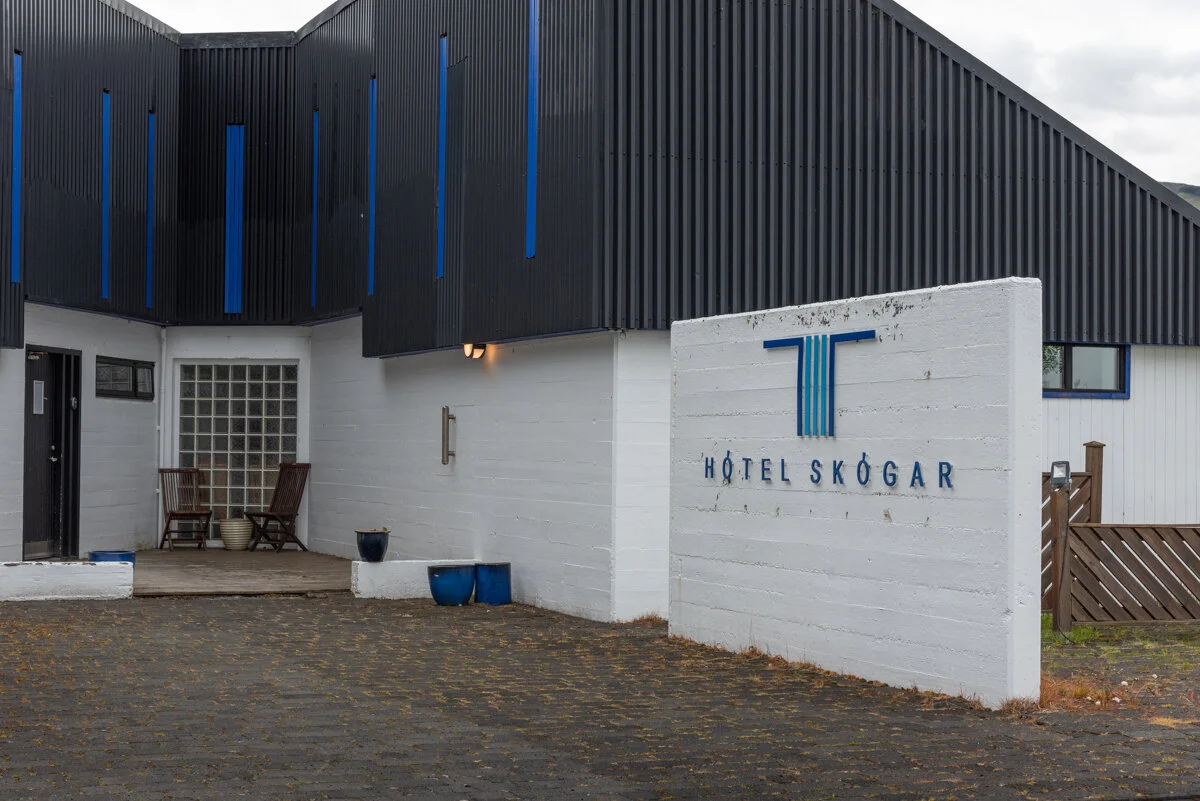 façade blanche de l'hôtel Skogar avec toiture noire moderne