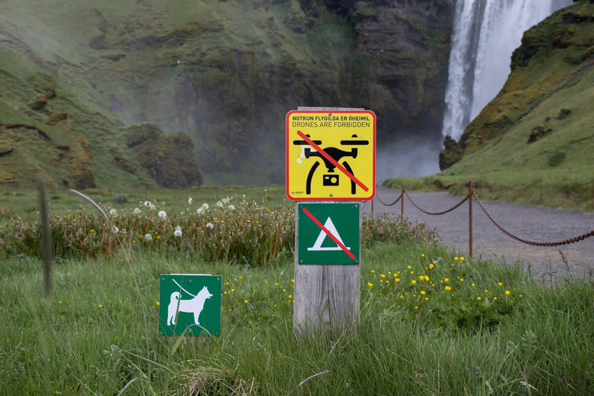 panneaux de signalisation, dont un sur l'interdiction d'utilisation de drones