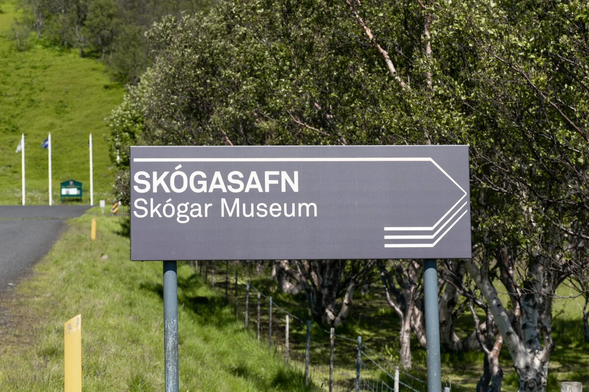 panneau de signalisation du musée de Skogar