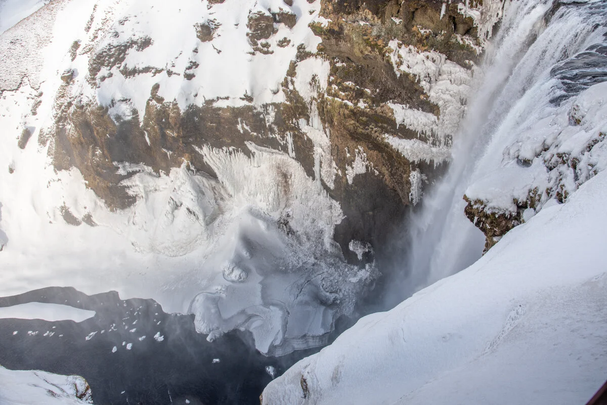 vue sur le bas de la cascade depuis le sommet en hiver