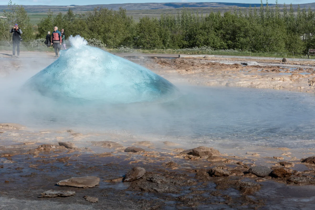 Grosse bulle bleue qui se forme avant l'éruption du geyser Strokkur