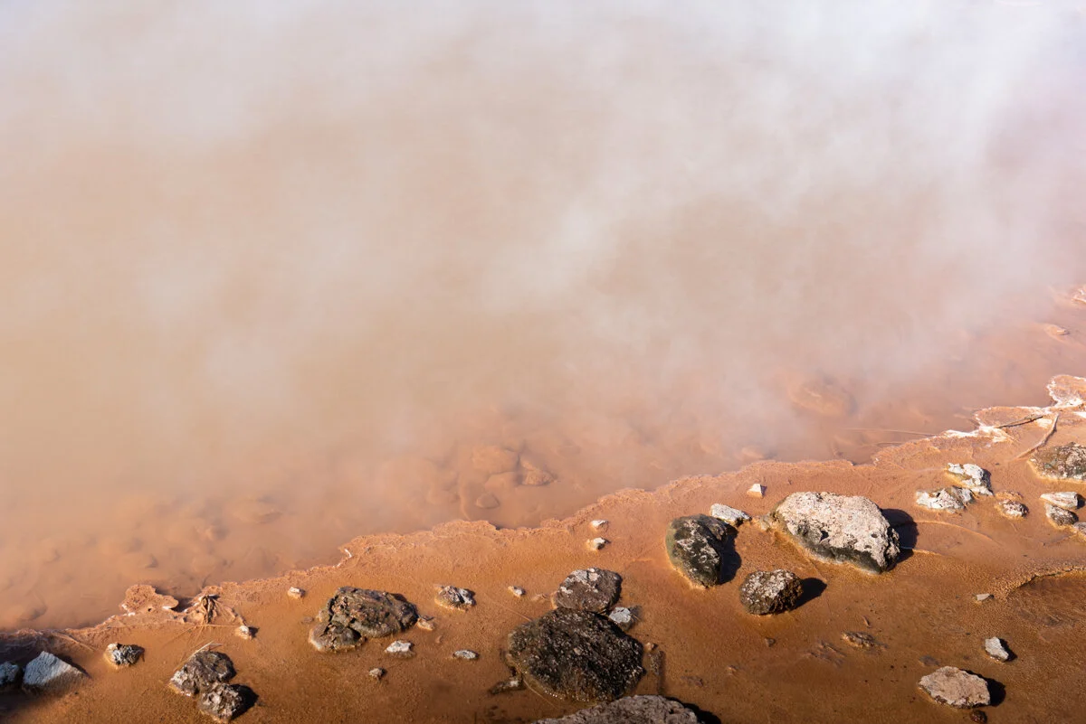 Fumée et rochers sur terrain de couleur ocre