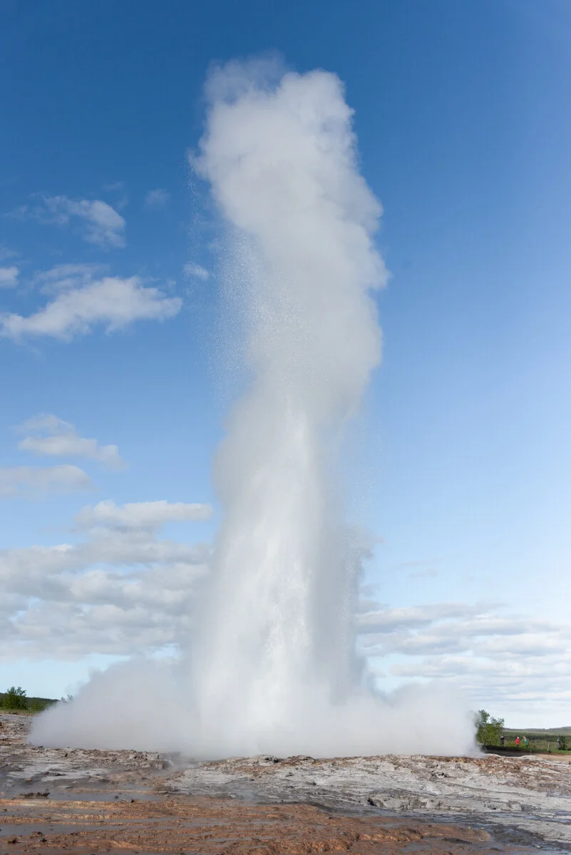 Eruption du geyser Strokkur à plusieurs mètres de hauteur