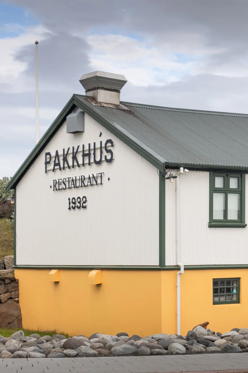 bâtiment blanc avec inscription "Pakkhus Restaurant 1932"