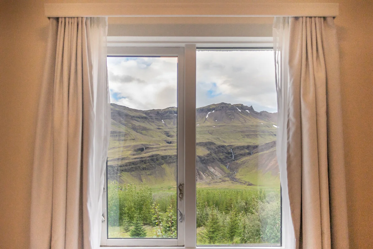 fenêtre avec vue sur des montagnes