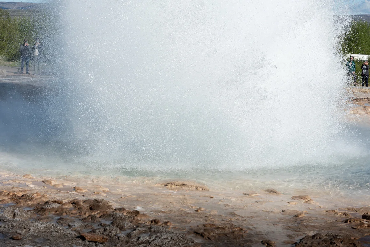 Explosion d'eau au moment de l'éruption