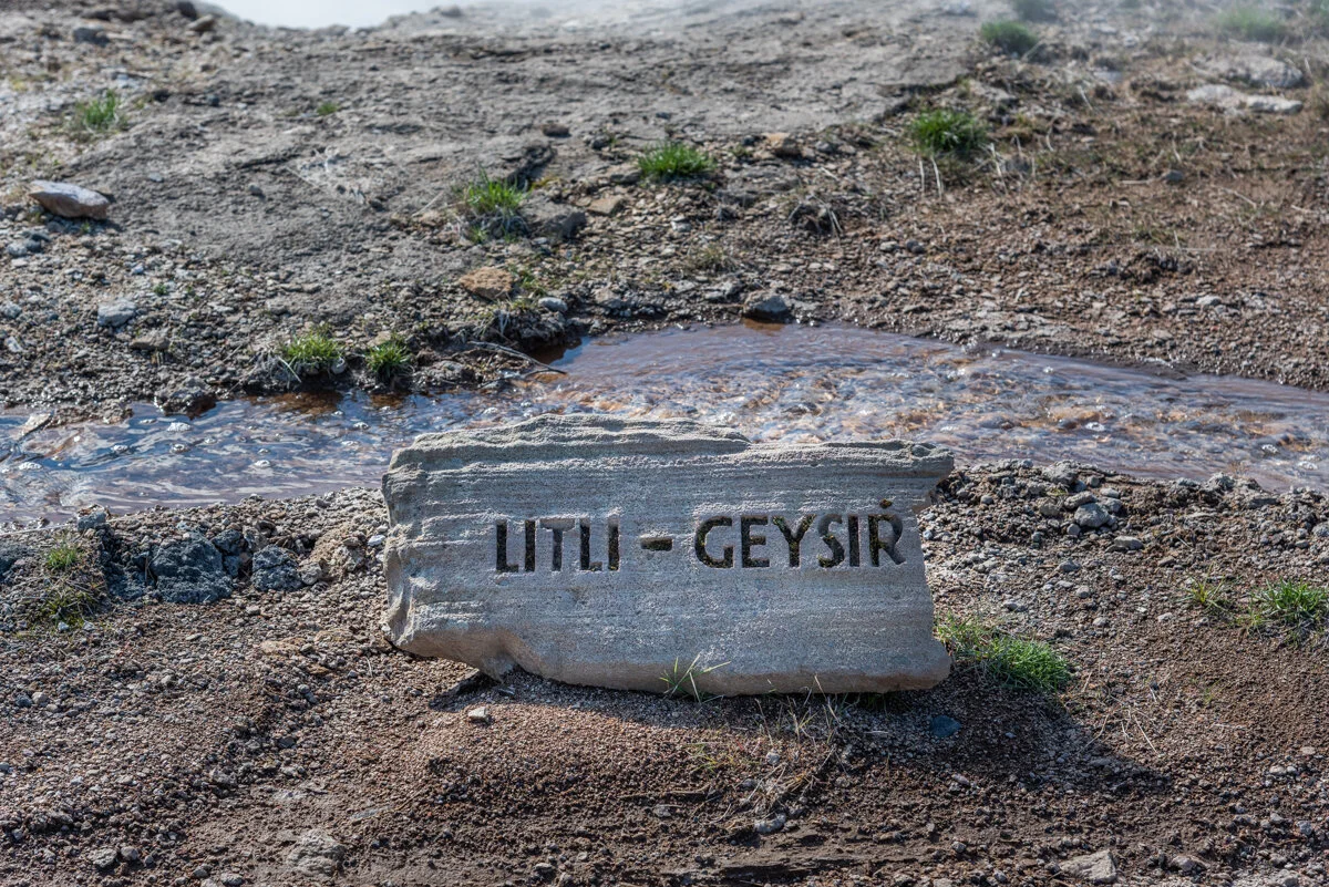 Inscription sur une pierre posée au sol