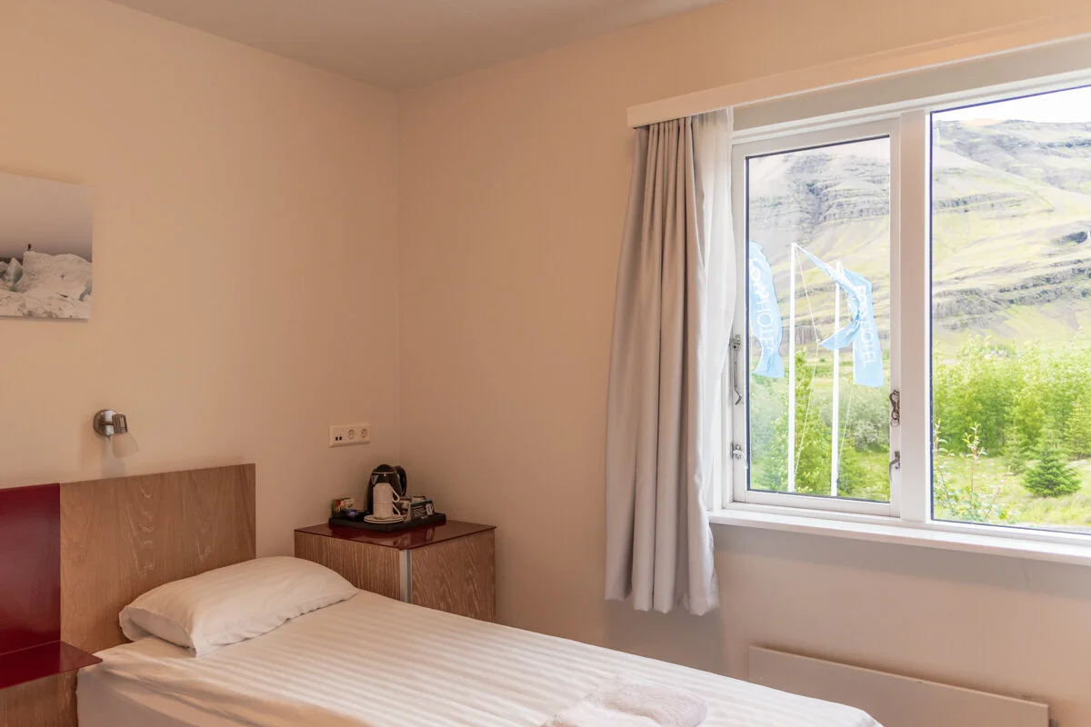 chambre avec lit simple et fenêtre avec vue