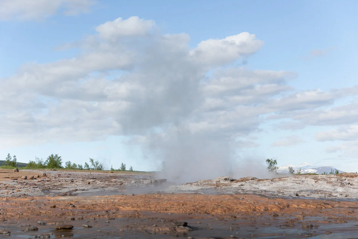 un geyser émet de la vapeur d'eau chaude