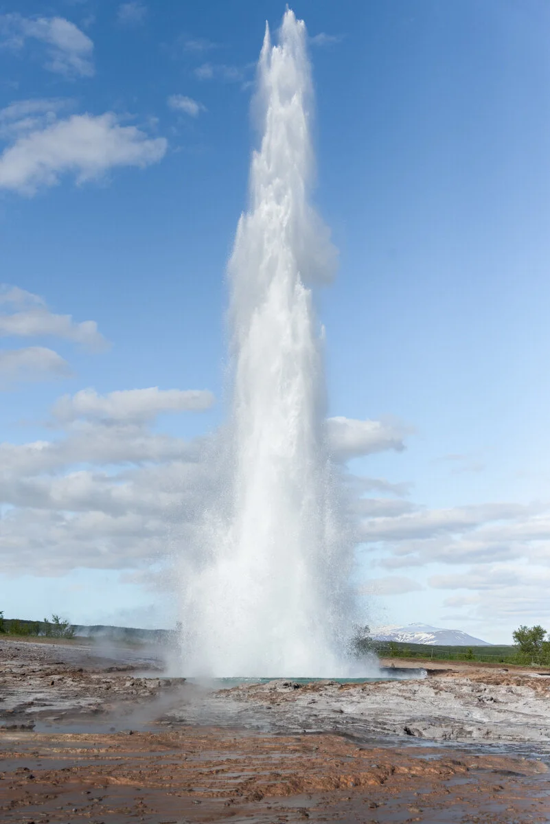 Jet d'eau à plusieurs mètres de hauteur de Strokkur