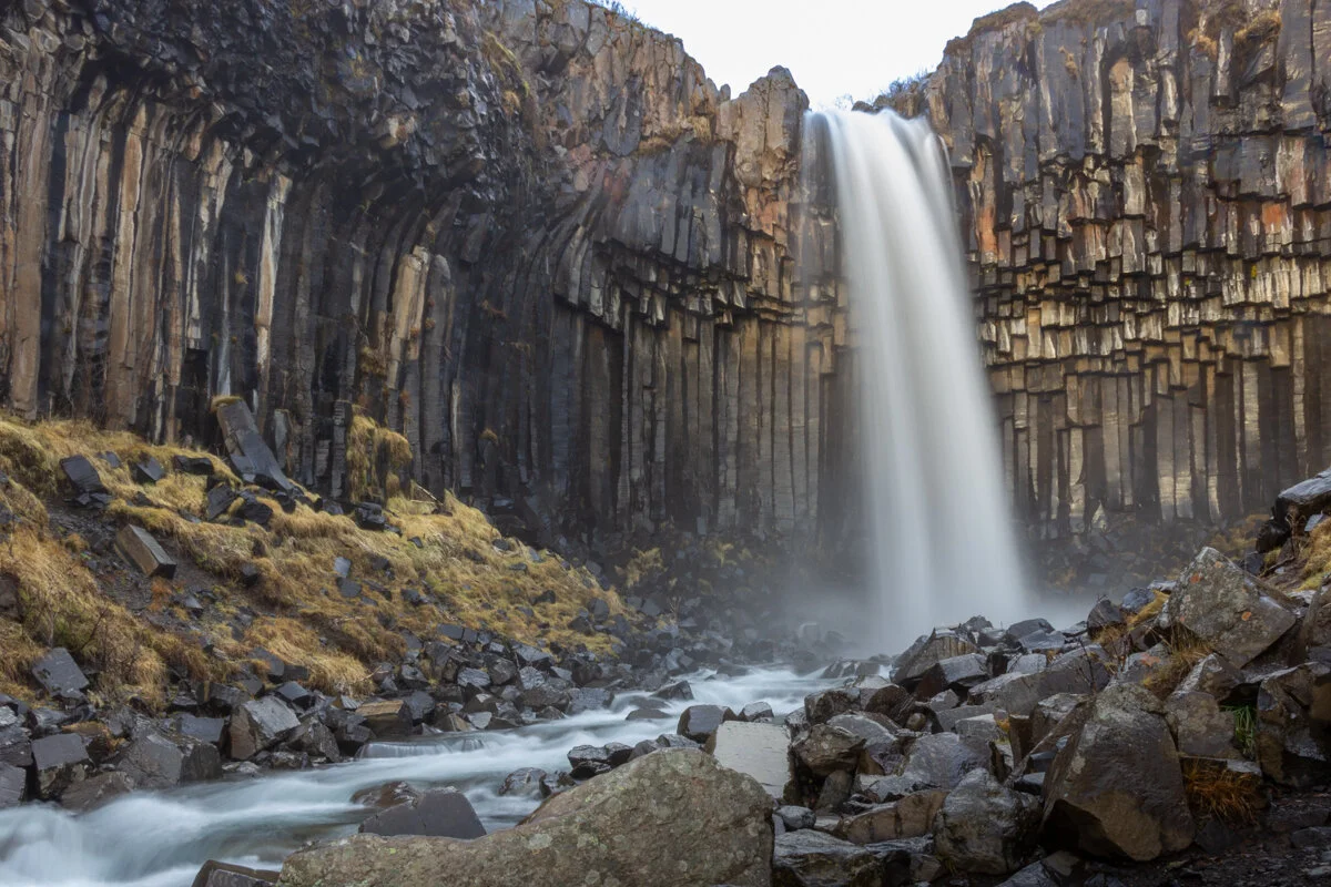 cascade de Svartifoss qui s'écoule entre des colonnes de basalte