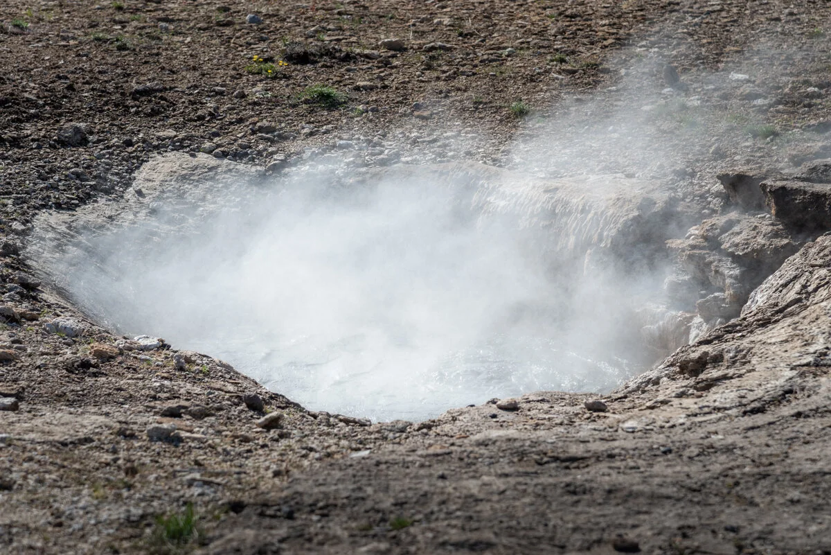 source thermale avec vapeur et eau bouillante