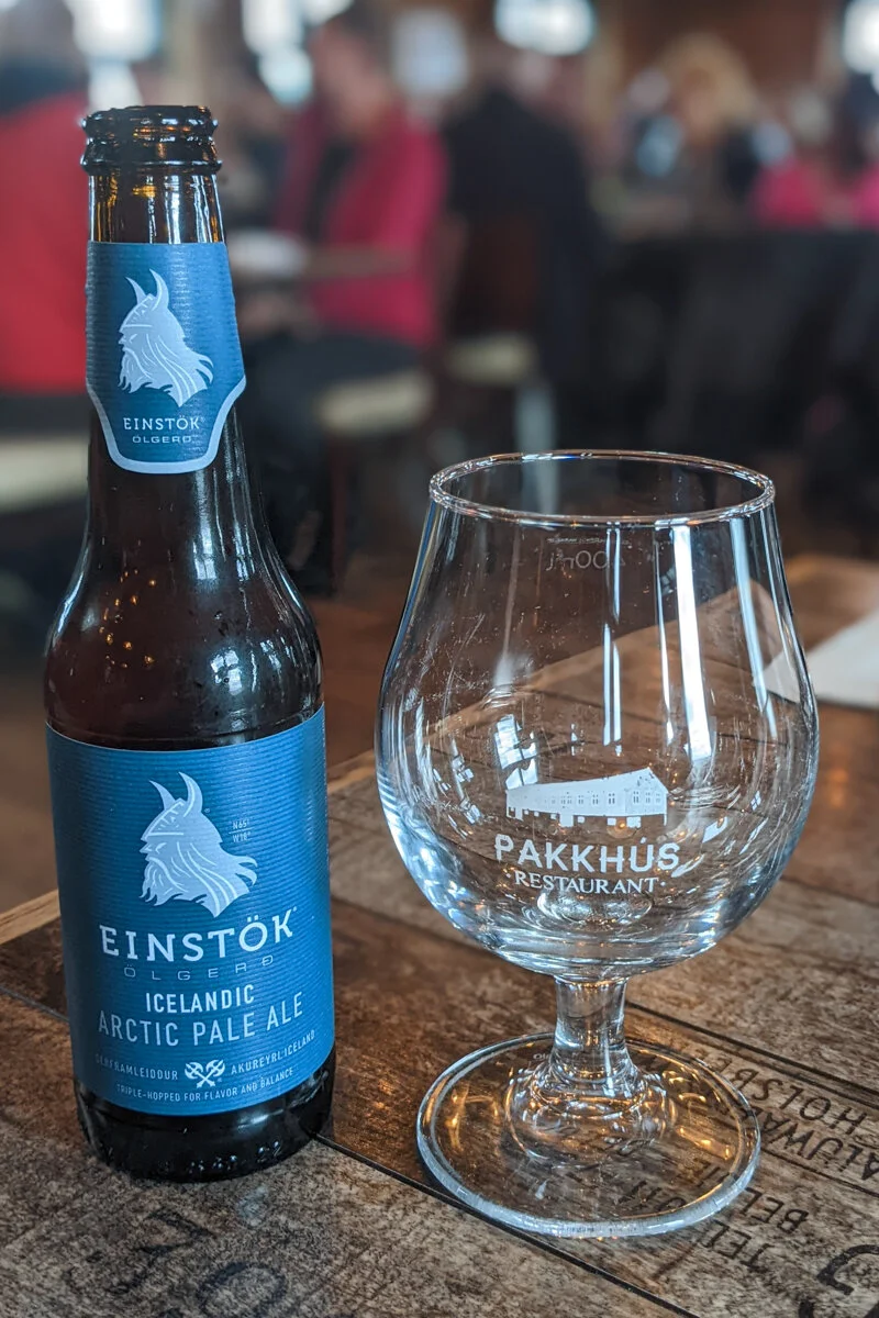 bouteille de bière et verre Pakkhus sur une table