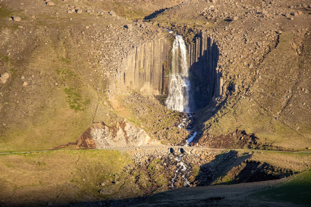 Cascade de Studlafoss éclairée par un soleil couchant