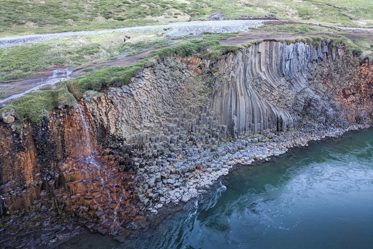 falaise basaltique au-dessus de la rivière