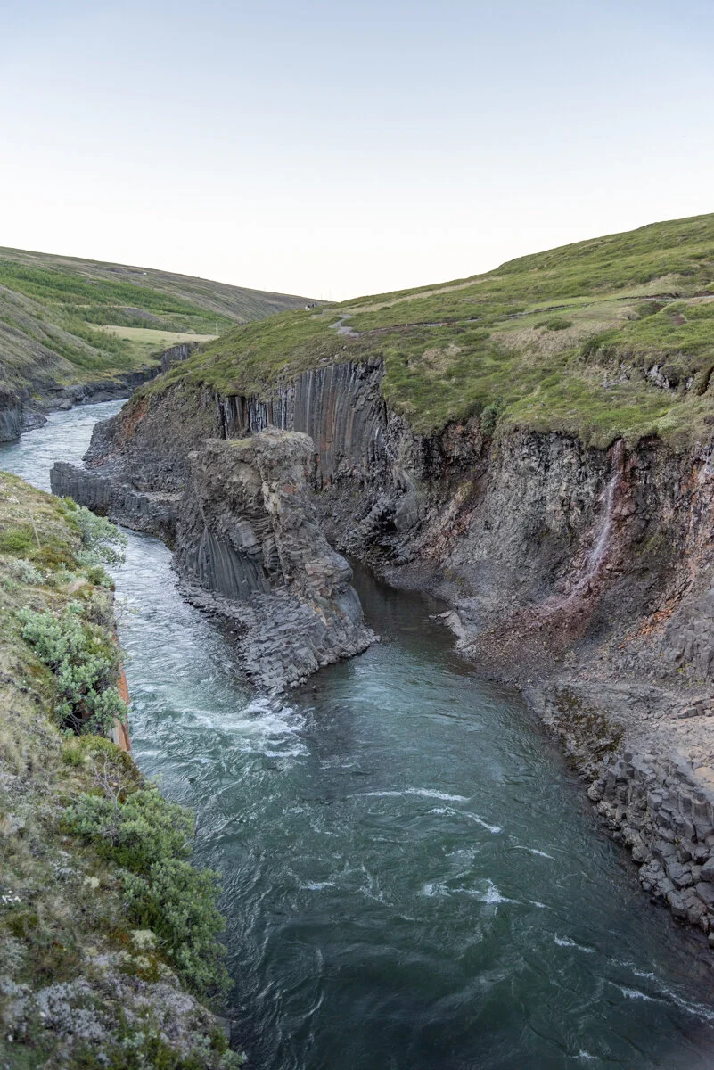 rivière en gorge avec formations de basalte colonaire