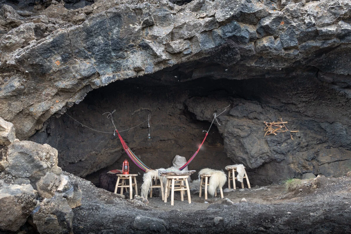 une grotte aménagée avec des chaises et une table à l'intérieur
