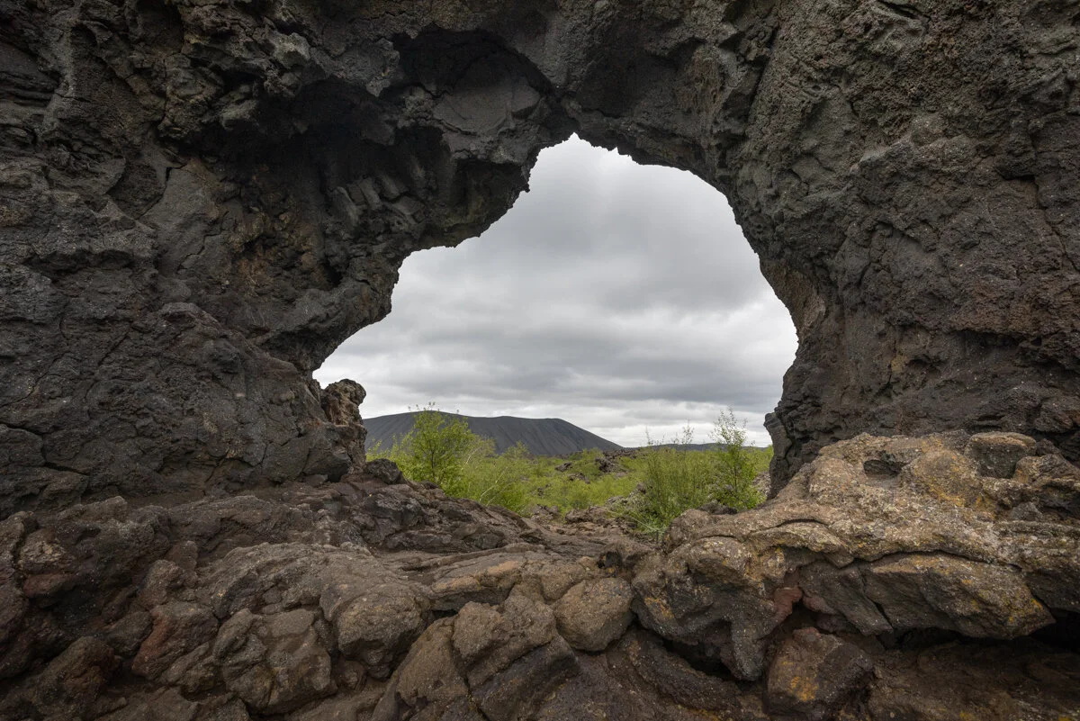 vue de paysage à travers une ouverture rocheuse