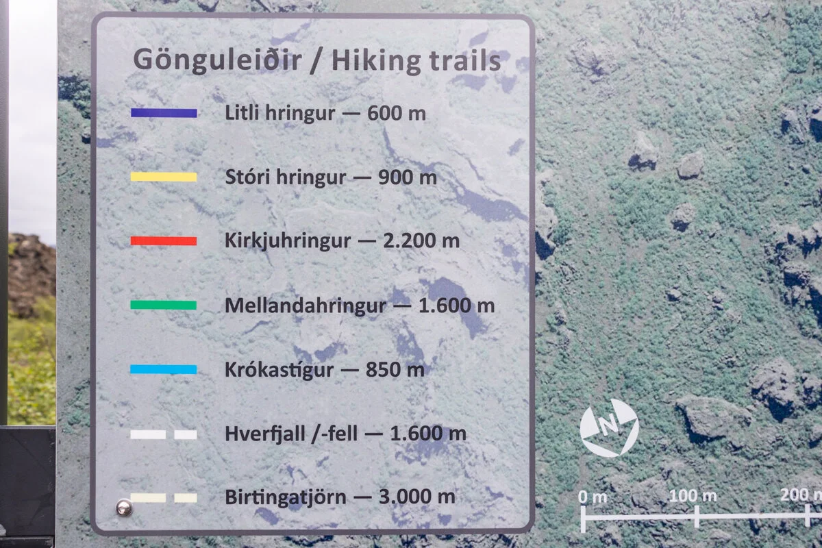 panneau de sentiers de randonnée avec légende des distances