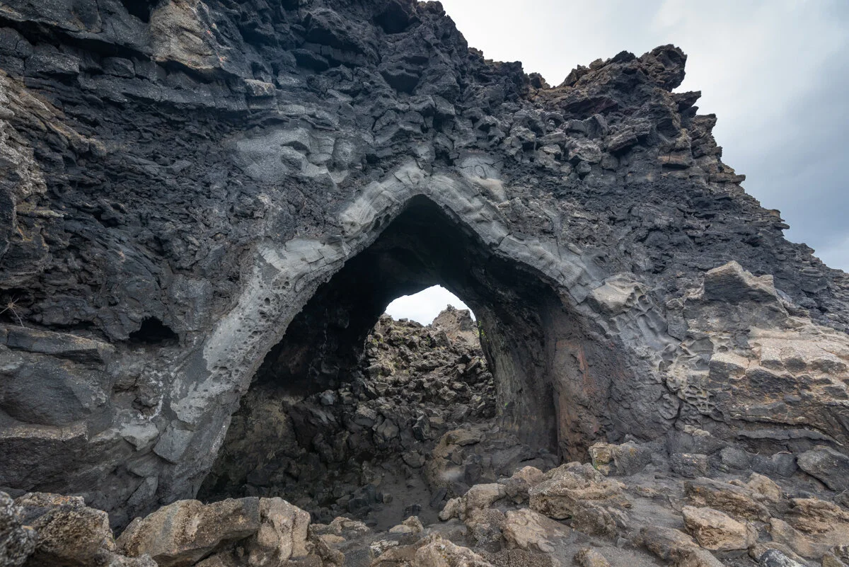 arche naturelle en roche grise