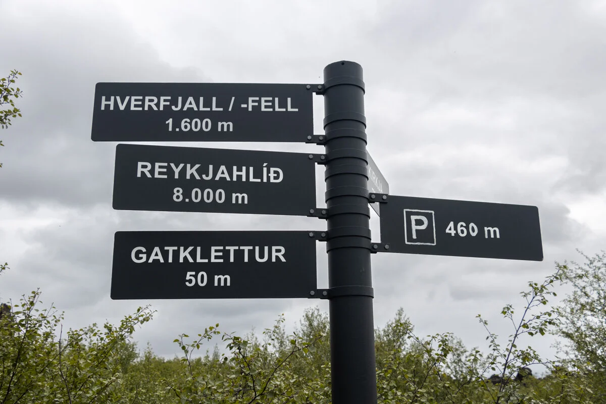 panneau de signalisation indiquant des directions et des distances