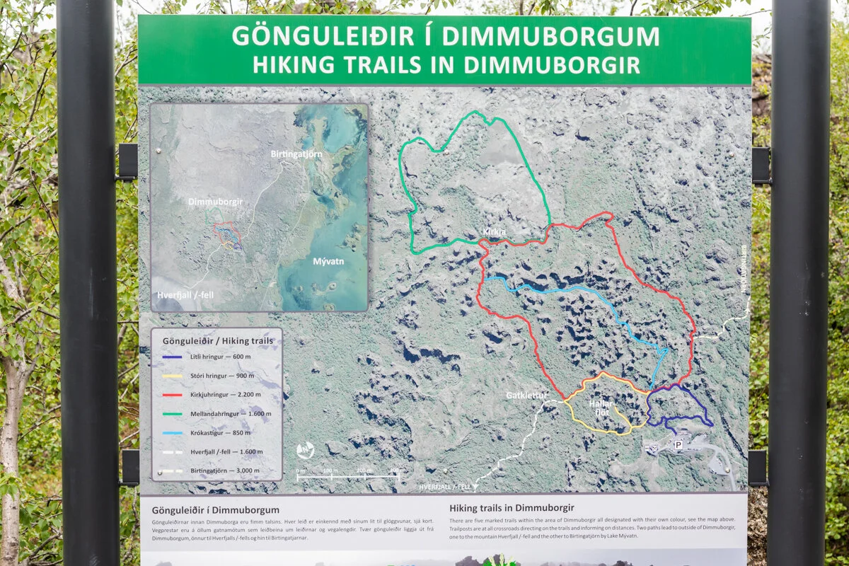 panneau de sentiers de randonnée avec carte