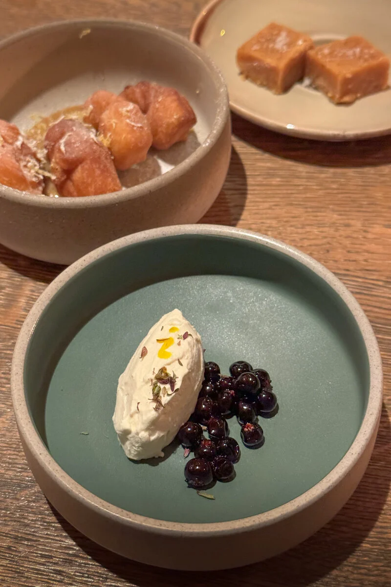 amuse bouche dans de petites assiettes