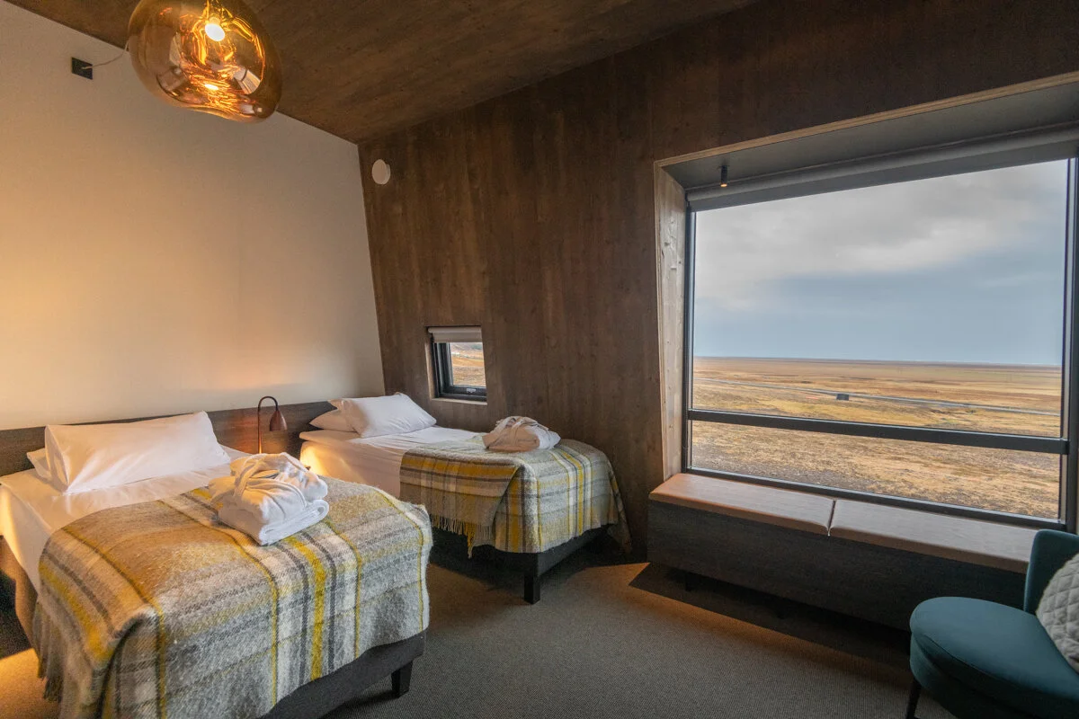 chambre avec deux lits simples et vue sur l'extérieur
