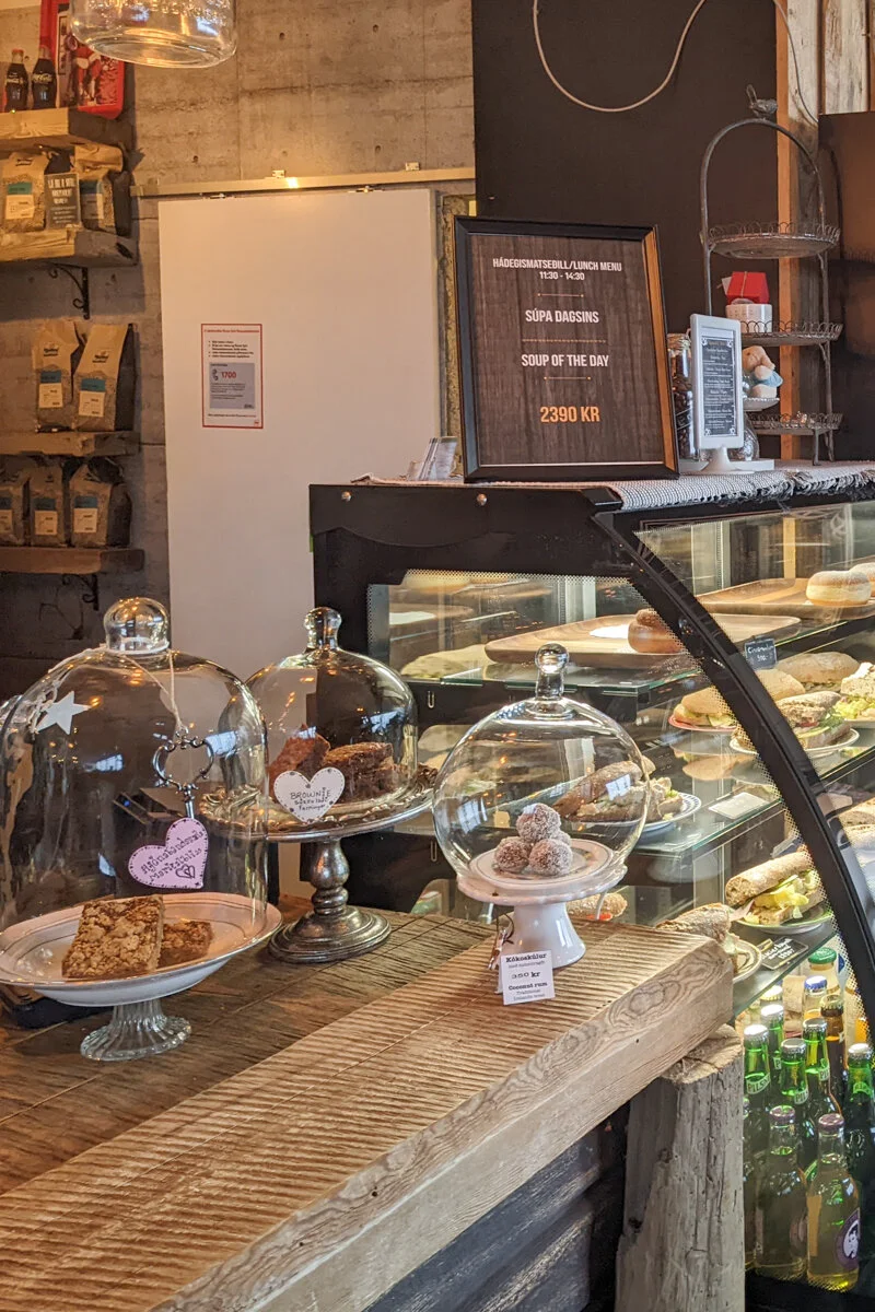 comptoir de café avec pâtisseries et vitrine