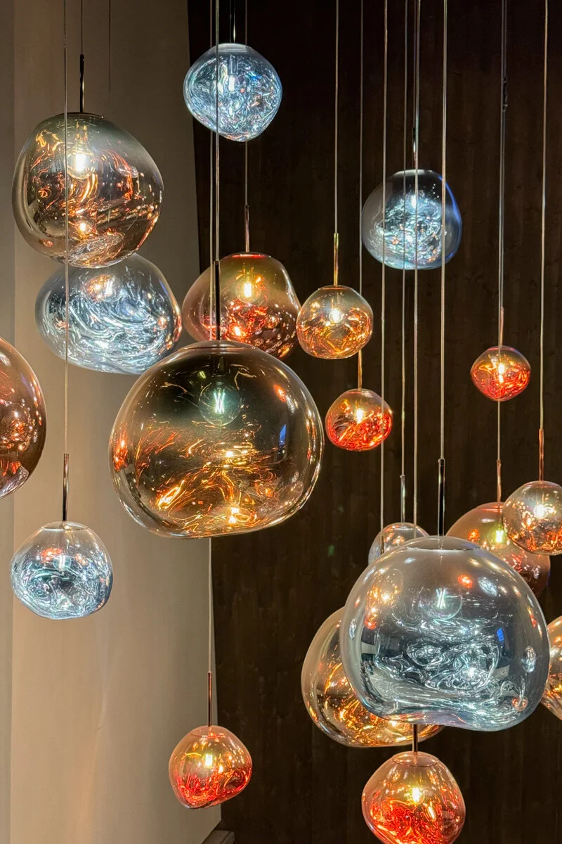 suspensions luminaires en verre de différentes tailles et couleurs