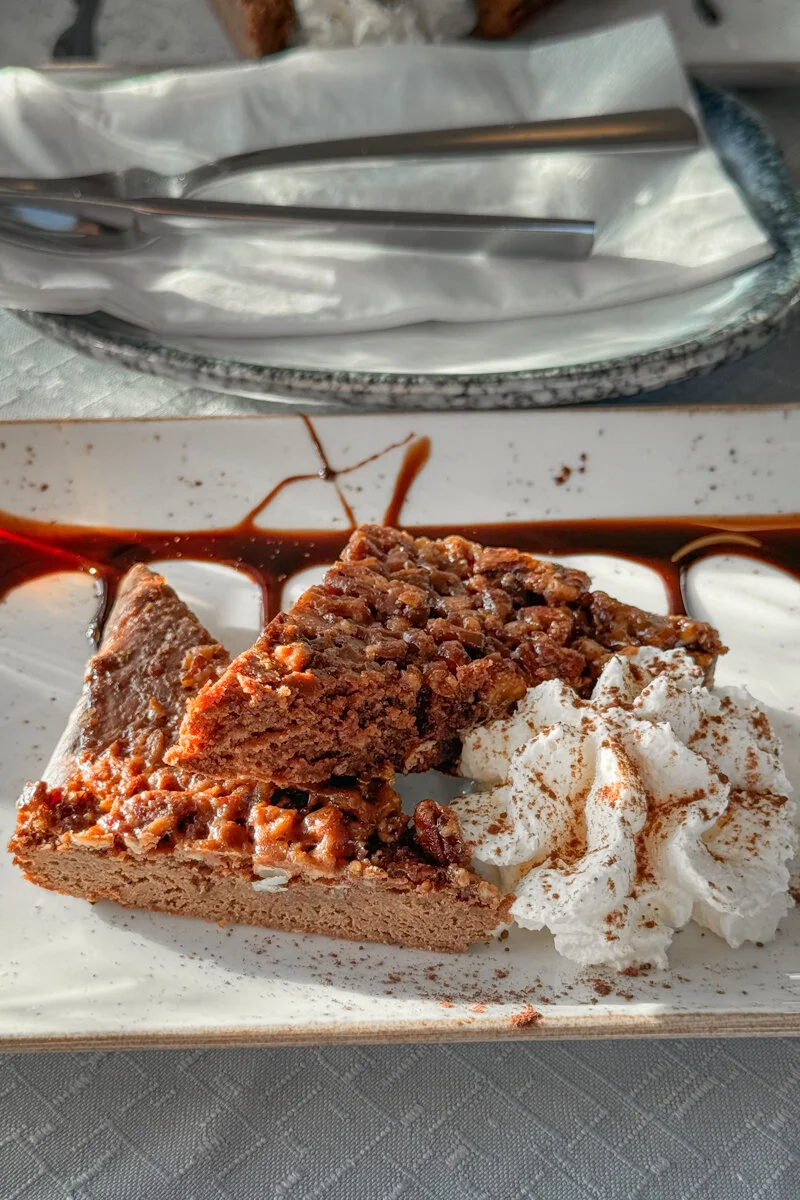 un dessert garni de crème fouettée sur une assiette